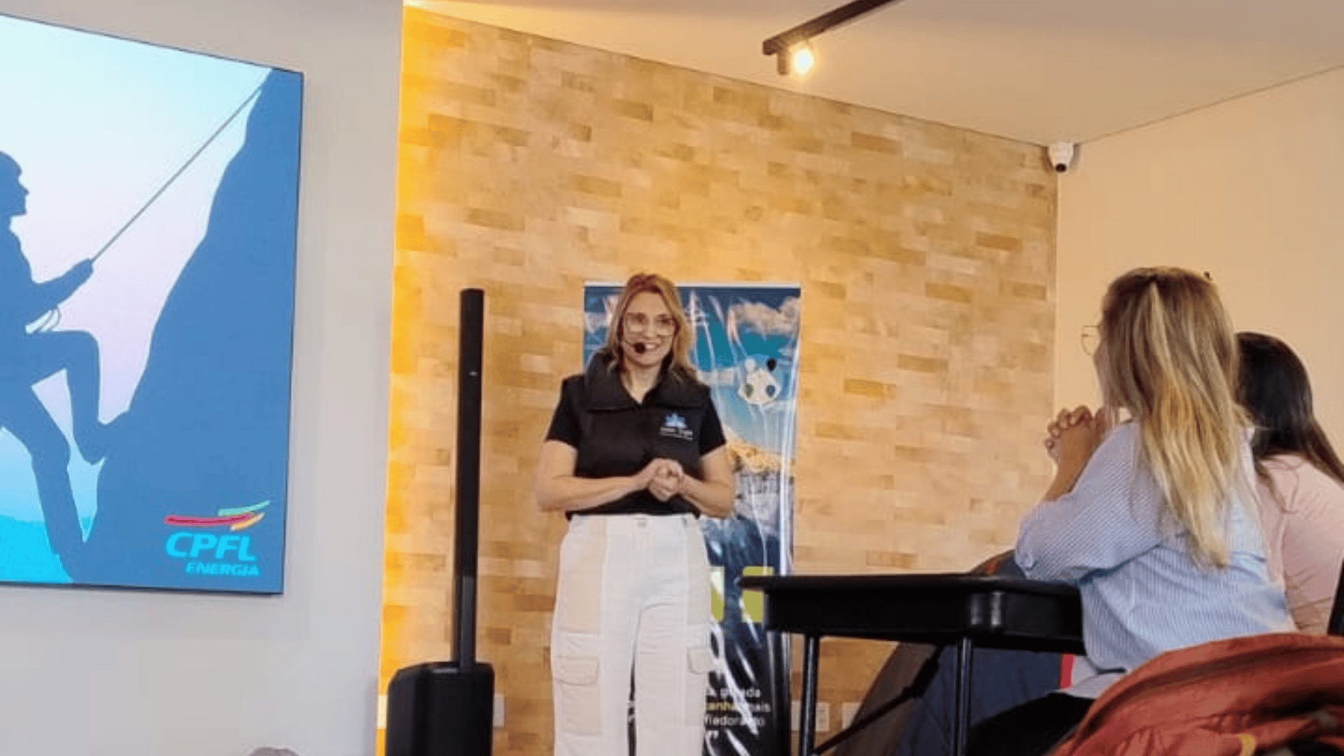 Deyse facilitando uma atividade de liderança na CPFL